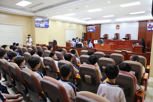 嘉盛投资 开学第一课！筑法治防线，护青春成长